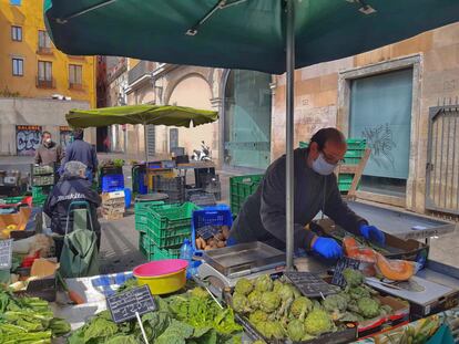 Josep, un payés en La Boqueria, trabajando este viernes