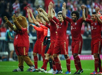 Javi Martínez (centre) celebrates with his Bayern Munich teammates after their 6-1 victory over Stuttgart