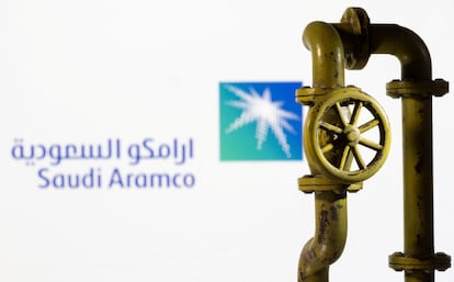 FILE PHOTO: A 3D printed natural gas pipeline is placed in front of displayed Saudi Aramco logo in this illustration taken February 8, 2022. REUTERS/Dado Ruvic/Illustration/File Photo