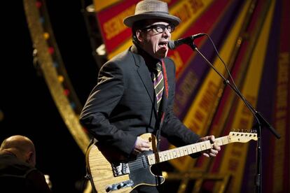 Elvis Costello, durante una actuaci&oacute;n.