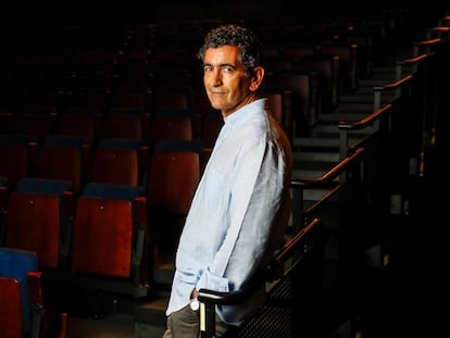 Juan Mayorga posa este miércoles en el Teatro de la Abadía de Madrid tras ser galardonado con el Premio Princesa de Asturias de las Letras 2022.