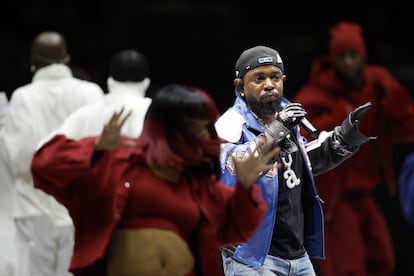 Kendrick Lamar durante un momento de su espectáculo en el estadio de los Saints.