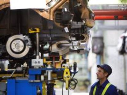 Un trabajador en la cadena de montaje de la factoría de Ford. EFE/Archivo