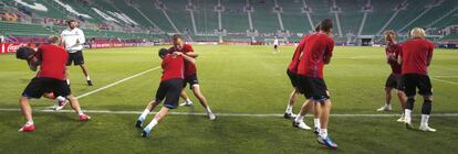 Varios futbolistas checos se entrenan para su debut en la Eurocopa.