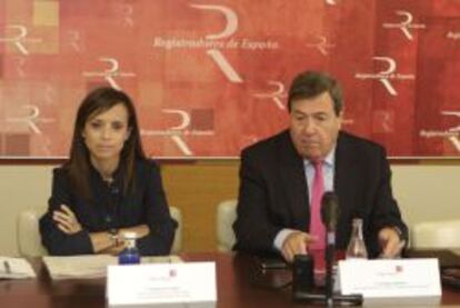 Gonzalo Aguilera, presidente del Colegio de Registradores de la Propiedad y Mercantiles de España, y Beatriz Corredor, directora de Relaciones Institucionales.