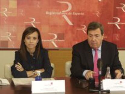 Gonzalo Aguilera, presidente del Colegio de Registradores de la Propiedad y Mercantiles de Espa&ntilde;a, y Beatriz Corredor, directora de Relaciones Institucionales. 