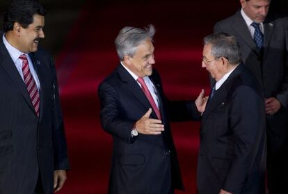 Sebasti&aacute;n Pi&ntilde;era (c) greets Ra&uacute;l Castro on Saturday as Nicol&aacute;s Maduro looks on.