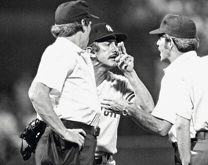 El entrenador Billy Martin discute durante un partido en 1970. En la cabeza lleva una gorra fabricada por New Era.