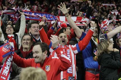 Aficionados del Atlético celebran el triunfo de su equipo en el Bernabéu.