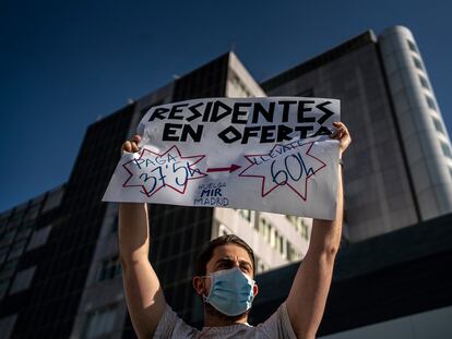 Un médico residente protesta durante la huelga de los MIR de la Comunidad de Madrid en julio de 2020.