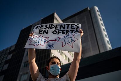 Un médico residente protesta durante la huelga de los MIR de la Comunidad de Madrid en julio de 2020.