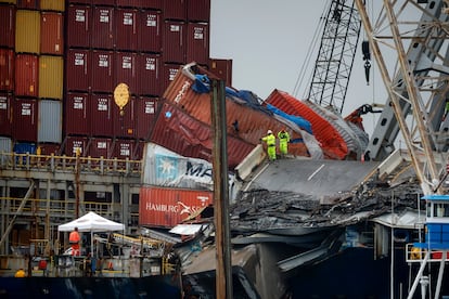 Operadores trabajan en liberar el barco atorado al colapsar el puente en Baltimore, el pasado 10 de mayo.