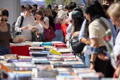 La celebración de Sant Jordi 2026 en Barcelona, en imágenes
