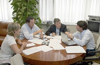 De izquierda a derecha: María José García Pelayo, José María Michavila, Ángel Acebes e Ignacio González, reunidos para preparar el congreso del PP.