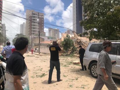 O Corpo de Bombeiros orientou que todos os moradores da região deixem suas residências porque ainda há risco de explosões por conta de um vazamento de gás e também de choque elétrico.