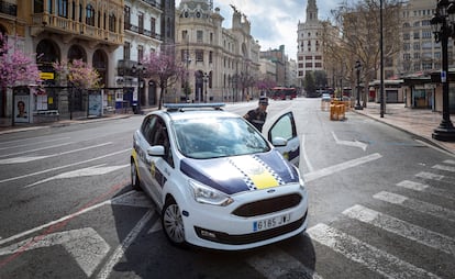 La policía pide a los turistas que se refugien en sus casas en la Plaza del Ayuntamiento de Valencia.