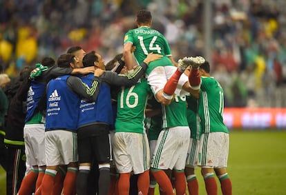 El equipo mexicano celebra su pase al Mundial.