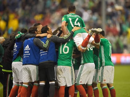 El equipo mexicano celebra su pase al Mundial.