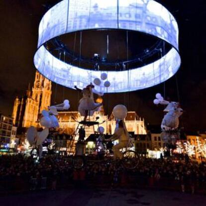 Una escena del espectáculo 'Pedaleando hacia el cielo', de la compañía belga Tol Theatre.