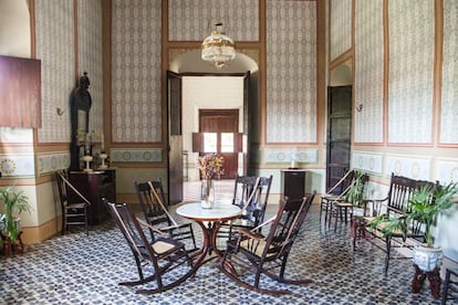 Yaxcopoil fue comprada por Donaciano García-Rejón Mazó y su esposa María Mónica Galera Encalada en 1864. Los cuartos presumen muebles del siglo XIX traídos de Europa.