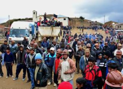 Trabajadores de la Cooperativa Minera El Progreso Kami fueron registrados este martes al bloquear una carretera entre las ciudades de Oruro (oeste) y Cochabamba (centro) en Bolivia.