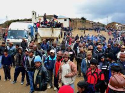 Trabajadores de la Cooperativa Minera El Progreso Kami fueron registrados este martes al bloquear una carretera entre las ciudades de Oruro (oeste) y Cochabamba (centro) en Bolivia.