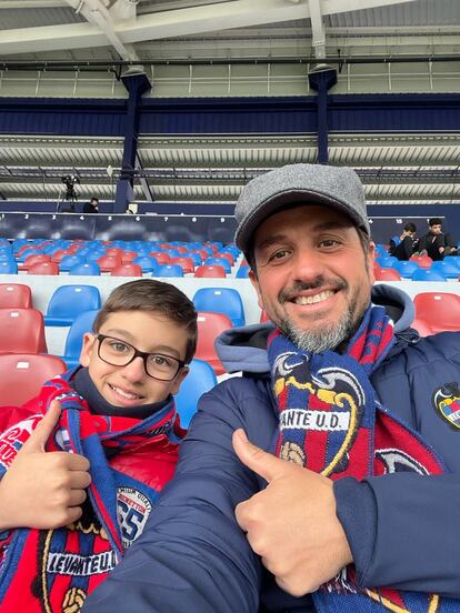 José Rafael Martínez junto a su hijo en el campo del Levante UD.