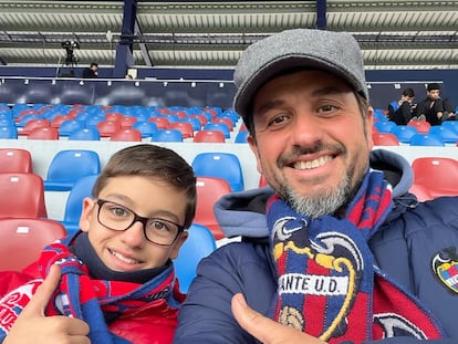 José Rafael Martínez junto a su hijo en el campo del Levante UD.