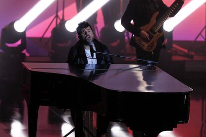 El cantante Pablo López, durante su actuación en la gala de los Premios Goya 