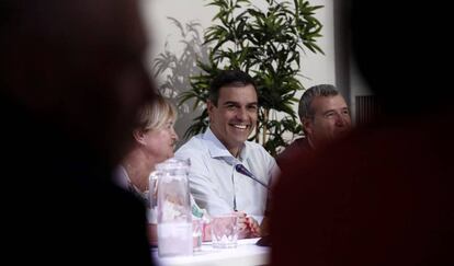 Sánchez en la reunión con representantes de plataformas de la España vacía, este martes.