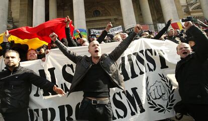 Manifestación ultra junto al memorial de las víctimas en la plaza de la Bolsa de Bruselas, el pasado domingo.