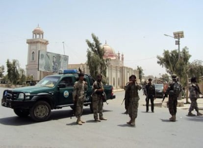 Agentes de la policía afgana vigilan el exterior de la Mezquita Roja en Kandahar, en el sur del país