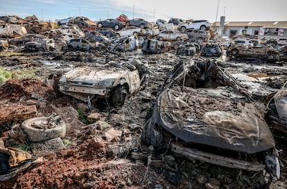 Campa de coches amontonados en Catarroja, tras el incendio de la pasada semana.