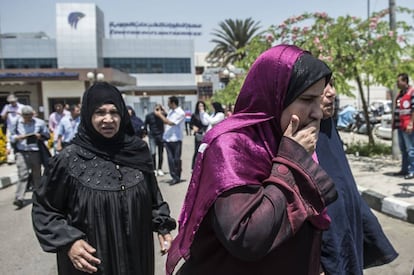 En el avión, un Airbus A320 que cubría la ruta París-El Cairo, desapareció del radar con 66 personas a bordo, de ellas 30 egipcios y 15 franceses, tras penetrar en el espacio aéreo egipcio poco más de un kilómetro y a una altitud de unos 11.000 metros.