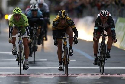 Gerald Ciolek celebra la victoria en la Milan San Remo en marzo