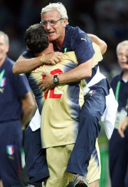 Marcello Lippi, seleccionador italiano, se abraza a Peruzzi, segundo portero de su equipo.