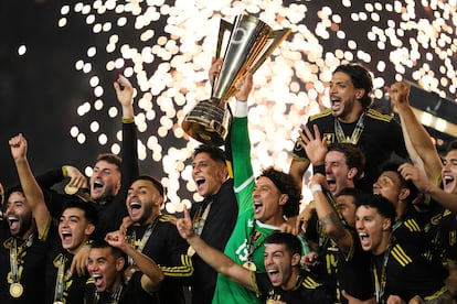 Los futbolistas de la selección mexicana celebran su triunfo frente a Estados Unidos, este domingo.