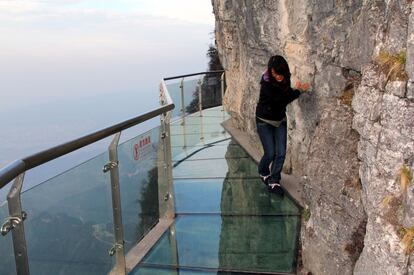 Más que un mirador, este es un camino de cristal. Se extiende a lo largo de 60 metros a una altura de 1.430 metros siguiendo una pared rocosa de la montaña de Tianmen, en la provincia china de Hunan. Para que no se ensucie el cristal, los visitantes tienen que calzarse una funda sobre los zapatos.