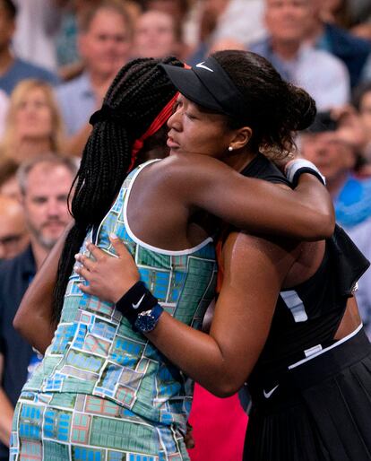 Naomi Osaka y Coco Gauff se abrazan tras el partido.