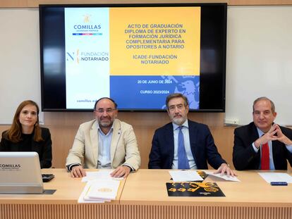 En la foto, de izquierda a derecha: Vanesa Morente, directora del Diploma; Abel Veiga, decano de ICADE-Comillas; Ignacio Gomá, director general de Fundación Notariado y Antonio Alonso Timón, director del CID-ICADE