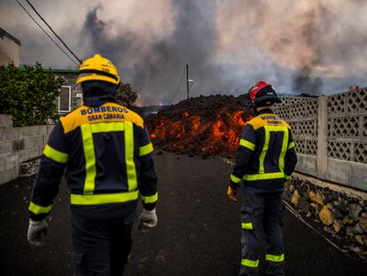 La lava amenaza la localidad de El Paraíso en el municipio de El Paso, tras la erupción volcánica en Cumbre Vieja.