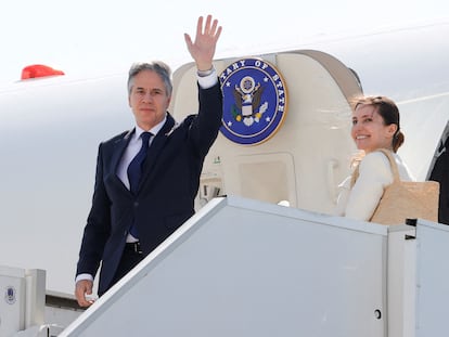 U.S. Secretary of State Antony Blinken with his wife, Evan Ryan, after the G7 meeting in Capri (Italy), on April 19.