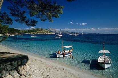 Barcos en la cala Pi de la Posada, que se comunica con la playa de Formentor, en el cabo del mismo nombre, al norte de la isla de Mallorca.