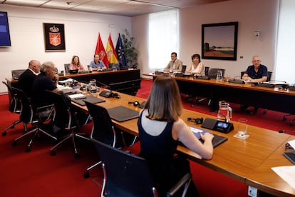 Irati Jiménez (izquierda) del grupo parlamentario de EH Bildu, preside la sesión de la comisión de investigación sobre licitación y adjudicación de obras públicas del Gobierno de Navarra
