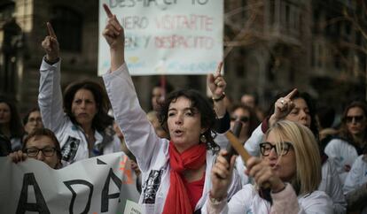 Metges protesten a les portes de l'Institut Català de la Salut.