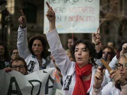 Metges protesten a les portes de l'Institut Català de la Salut.