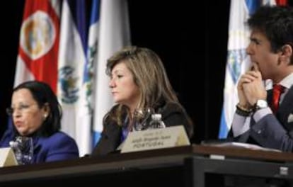 La ministra de Turismo de Nicaragua, Mayra Salinas (i), la ministra de Turismo de Paraguay, Marcela Bacigalupo (c), y el secretario de Estado de Turismo de Portugal, Adolfo Mesquita, durante la XVII edición de la Conferencia Iberoamericana de Ministros y Empresarios de Turismo (CIMET 2014), en la que siete ministros y responsables de Turismo de Latinoamérica, España y Portugal se reúnen hoy en Madrid con empresarios españoles del sector para debatir sobre la internacionalización de las pequeñas y medianas empresas españolas en los destinos latinoamericanos.