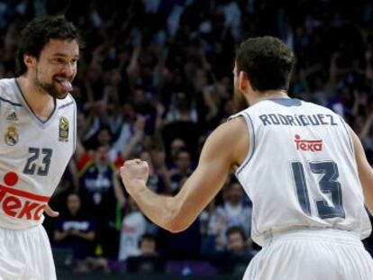 Llull y Sergio Rodr&iacute;guez, durante el partido.