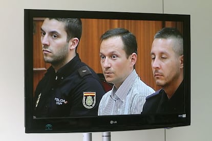 A photograph of Jos&eacute; Bret&oacute;n in the courtroom taken from the pressroom TV screen.
