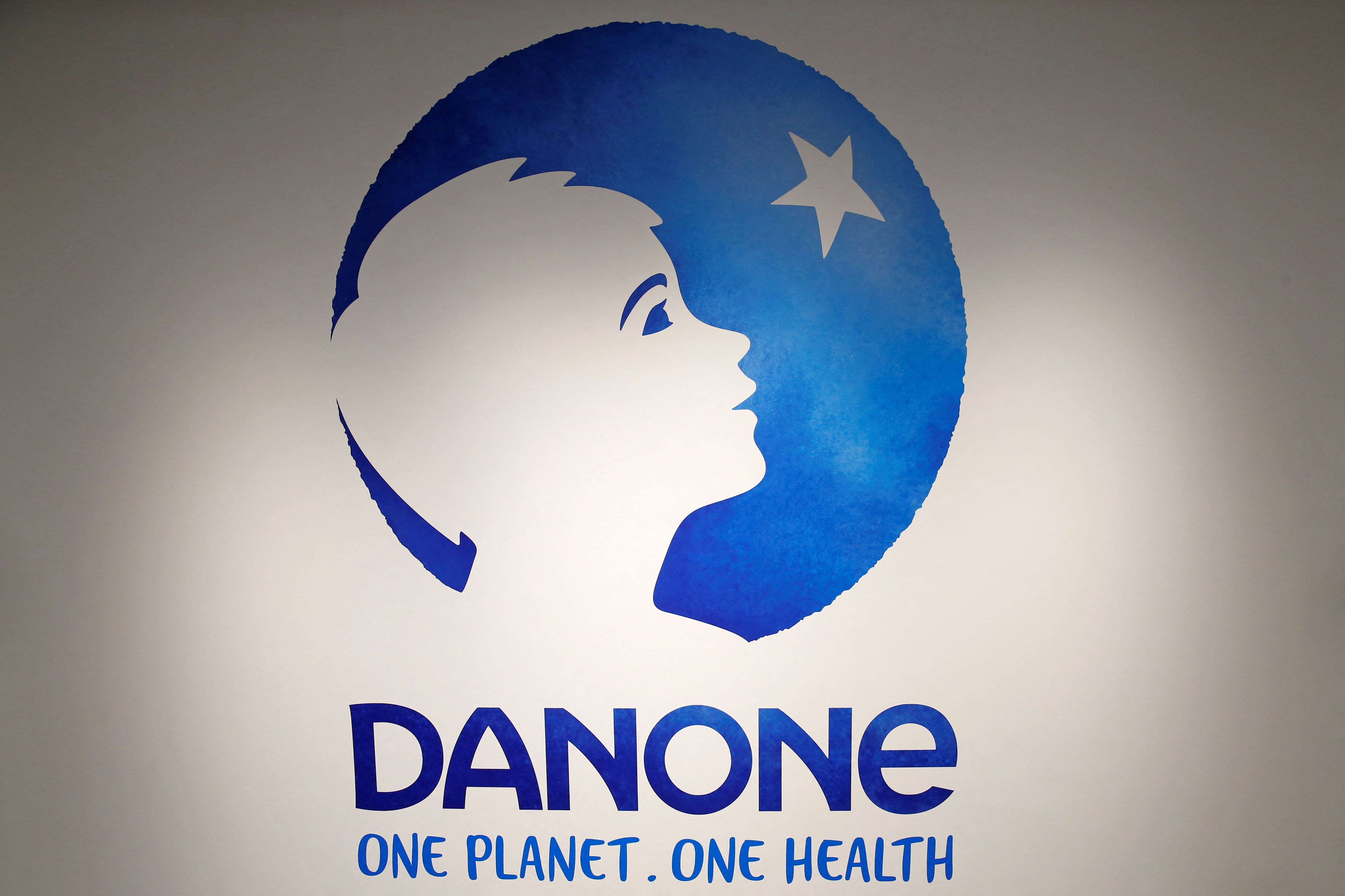 Danone gana 1.825 millones en 2025, un 9,7% menos, y mejora el dividendo